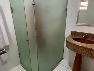 Banheiro Do Hostel Compartilhado Banho E Punhetinha