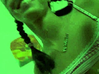 צ'כית רזה בת 18 רוכבת על זין גדול חזק תוך כדי רימינג בסשן פרוע