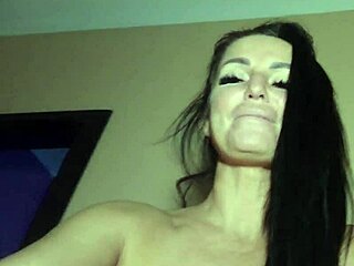 Domina leikkii pariskunnan orjilla