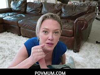 Uau! Depois de um boquete, o enteado leva uma fodida nos peitos pela madrasta pervertida Dee Williams!