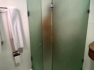 Banheiro Do Hostel Compartilhado Banho E Punhetinha