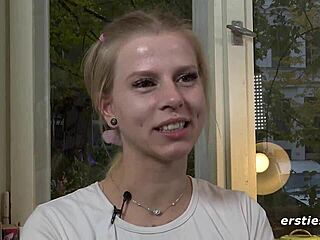 Pixie retar med hjärtformat anuspropp i solospel