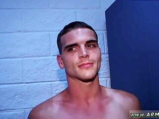 Cowboy militari guidano le nuove reclute in un addestramento bollente