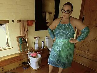 Dominatrix Mistress April disciplinira sužnja s strogo kontrolo.