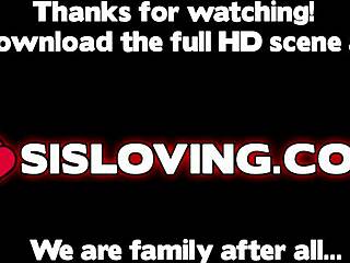 יו, אחות חורגת מקנזי מייס לוקחת טונות על הלשון, לעזאזל