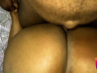 Pelacur Afrika Membungkuk Tunjukkan Memek Jelas Doggy Style