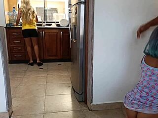 Soy una sobrina puta follando con el marido de mi tía, él me destroza y me llena!