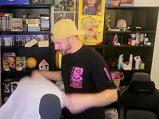 كسر الشخصية في لعبة أعمال منزلية مع مص زب ومداعبة أقدام وقذف