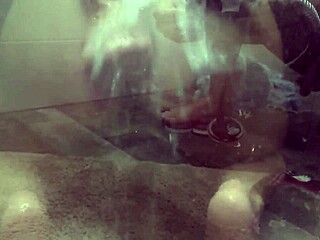 esplosione di squirt in doccia con milf mamma calda