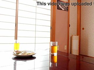 Lenjeria rușinoasă a mamei frumoase expusă prietenului fiului!