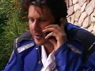 บลอนด์ แองเจลา สโตน ได้แอนแนลจากสามี