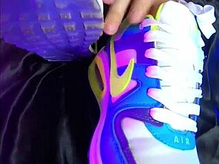 สำรวจเท้าฟิตติ้ง Nike Air กับแฟนสาวบลอนด์น่ารัก 18+