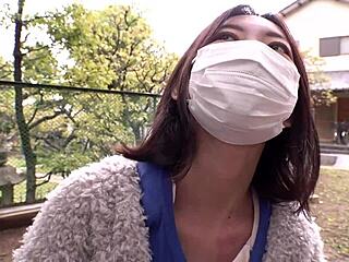 Шокиран съм като виждам тази омъжена азиатска булка гола в парка