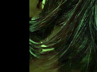 نجمة لبنانية تتحول إلى عاهرة عربية مجنونة لليلة. أفعالها الشهوانية كعاهرة تسحر كل عين جائعة.