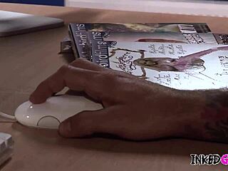 纹身Savannah Gold巨乳热干