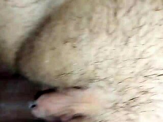 Büyüleyici bir amın detaylı yakın çekimi, meraklılar için samimi bir bakış