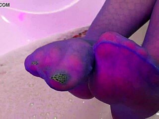 Gospa pokaže noge v najlonkah