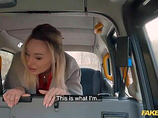 Hűha! Lenyűgöző szőke nő piros fehérneműben keményen megdugva a hamis taxiban a swinger klub előtt!