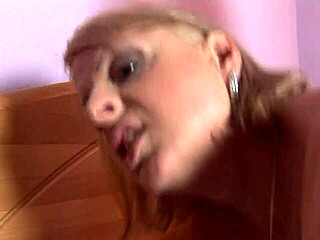 Milf ıslak amı sertçe sikiliyor