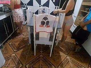 表妹穿热裤来访你能忍住诱惑吗？