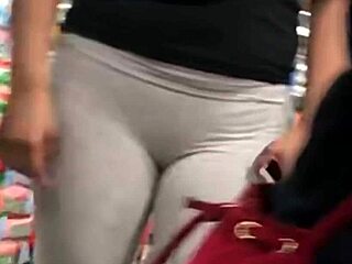 Look at that cameltoe in the supermarket!