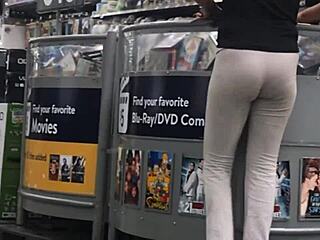 Look at that cameltoe in the supermarket!