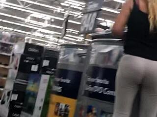 Look at that cameltoe in the supermarket!