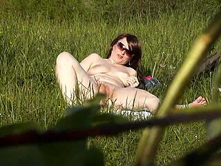 Άγρια milf αυνανίζεται γυμνή στην παραλία, οι ψαράδες κοιτάνε! 😲