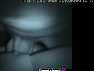 John i Ali ostro się bzykają w ciemnym zbliżeniu.