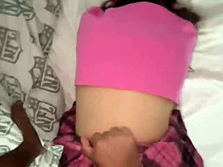 היה לה כתם אדום בתחתונים, אז בדקתי וניקיתי את הכוס שלה בזהירות. עזרתי הרבה, נכון?