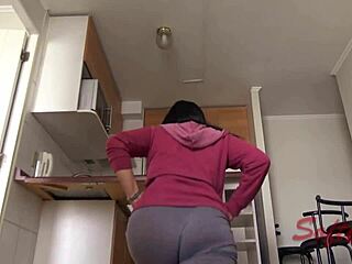 जिम बेब ने तीखे वर्कआउट सेशन में नंगी होकर दिखाया!