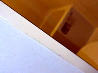 Naháňanie drobnej 18+ ázijskej študentky v uniforme