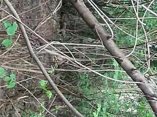 Aku Dan Girlfriend Tengok Orang Lalu Di Taman. Kami Sentuh Diri Sendiri Secara Senyap.