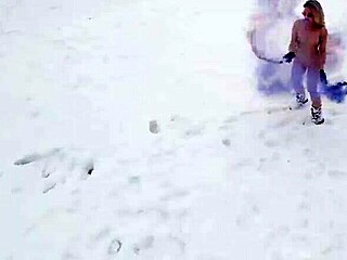 בלונדינית מתפשטת עירומה ביער חורפי מושלג, מעזים לראות אותה קופאת?