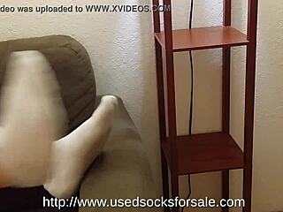 Érzem a thrillt a büdös koszos zoknik szopásában ebben a gay láb fetisben