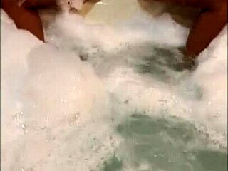 Černouška twerkuje mokrá ve vaně!