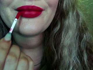 看看这个可爱的金发美女用香烟涂红嘴唇！希望你喜欢！