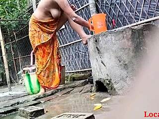 Isteri India kena hentam luar rumah gaya doggystyle oleh localsex31 dalam klip hardcore liar