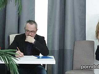 Tetona natural provocada y follada por su profe mayor en realidad