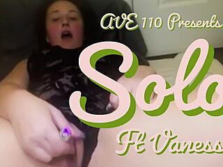 Io sola con Vanessa mi masturbo col toy che goduria