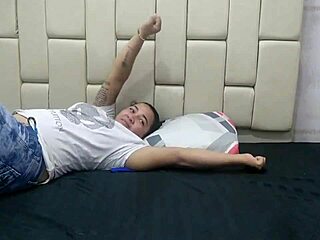 Anhelo lamer el coño afeitado de mi hermanastra