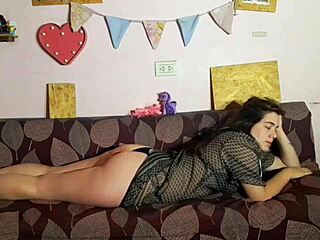 La sirvienta descansa y empieza a tocarse el culo grande