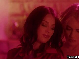 Maddy May és Lucy Hart mélyen csókolóznak és érintik egymást