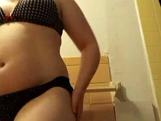 绝望业余女郎在公共场所尿尿