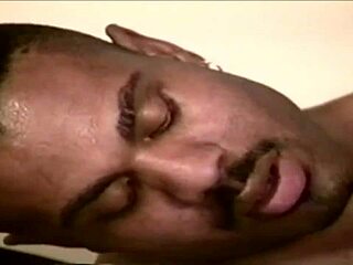 Ahoj, jen manžel natáčí svou chlupatou ženu na domácí zábavu s výstřikem na obličej