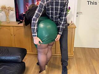 Genro safado seduz sogra pra tirar a meia-calça e brincar gostoso!