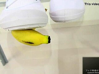 i crushes a banana with my feets, oops