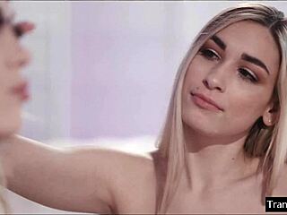 Transexuală cu pula mare se bucură de o sesiune sălbatică cu femei. Frumuseți italiene și franțuzești explorează fiecare centimetru