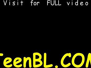 هيه، عايز تشوف لعق مراهقة فوضوي يجننه من الشهوة؟