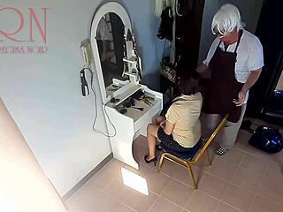 Câmera escondida pega a barbeira pelada se despindo pro corte